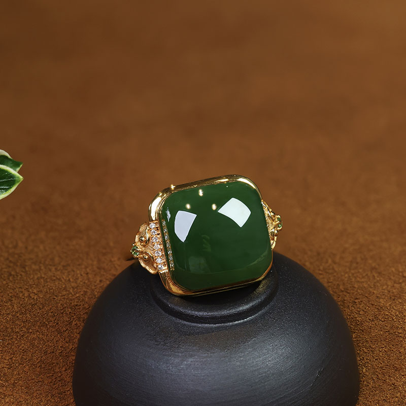 Fashionable Hetian jade gold and jade necklace for wife