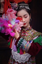 The Dong ethnic pure handmade auspicious flower and Dong ethnic group commemorate the small gift handmade of the mascot and the small gift Agirl auspicious flower