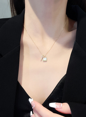 0.5+时尚通勤简约气质枷锁钥匙吊坠项链女镶钻盒子链高级感锁骨链