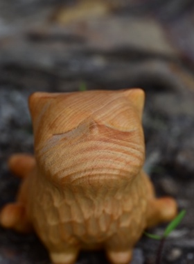 崖柏木雕猫摆件可爱治愈系猫咪手把件桌面装饰品车载创意礼物男女