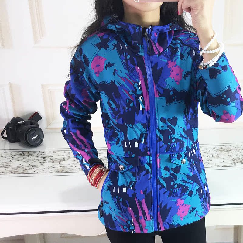 秋冬户外迷彩连帽软壳衣女加绒衣保暖登山服外套徒步冲锋衣女大码 秋冬户外迷彩连帽软壳衣女加绒衣保暖登山服外套徒步冲锋衣女大码