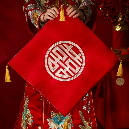 Свадебная на коленях на коленях, чтобы изменить подушку чая, красный китайский мотыга, поклоняться небесам и земле, пара свадебных невест