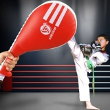 Цель ноги тхэквондо тренировывать куриные ноги целевые залы. Тренировка Целевая удар по реквизиту, чтобы сыграть в два -лифу -лифу.