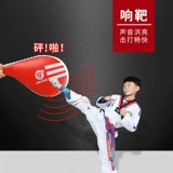 Цель ноги тхэквондо тренировывать куриные ноги целевые залы. Тренировка Целевая удар по реквизиту, чтобы сыграть в два -лифу -лифу.