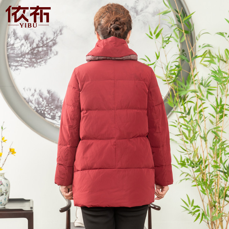 依布2021年新款妈妈加厚连帽白鸭绒 依布服饰中老年女装