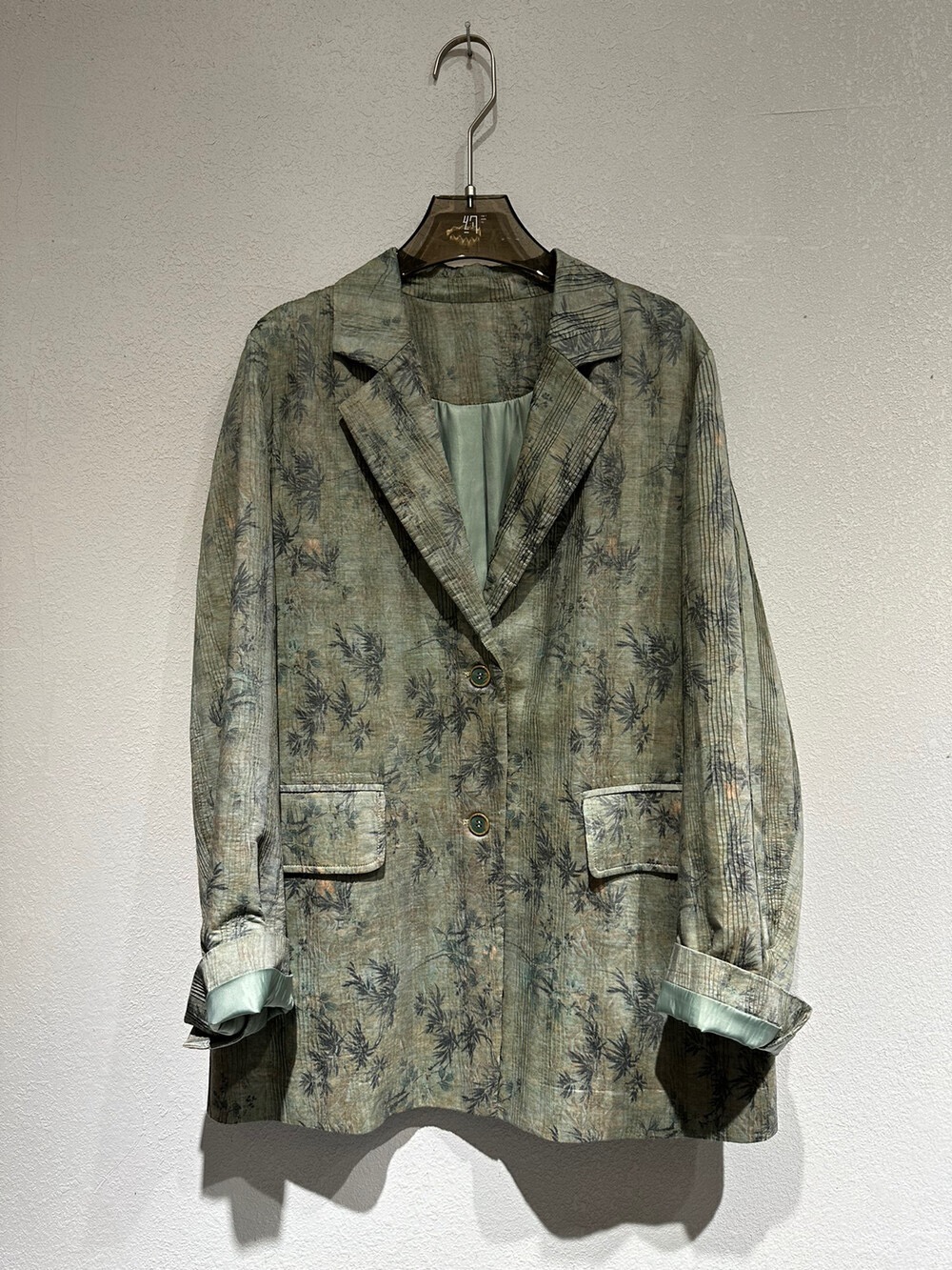 2024春小众原创设计新中式西装褶皱印花慵懒风韩版个性复古外套