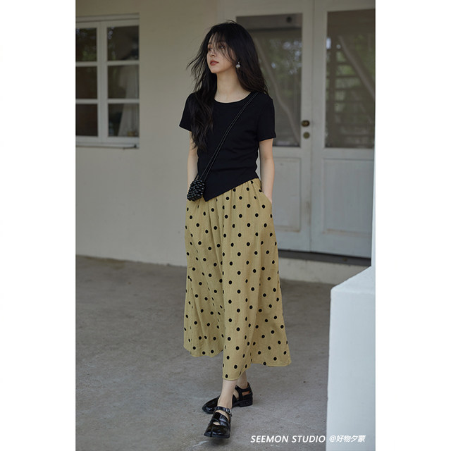 ເສື້ອຍືດແຂນສັ້ນສີດຳກະທັດຮັດ ອອກແບບບໍ່ສະໝໍ່າສະເໝີສຳລັບຜູ້ຍິງ