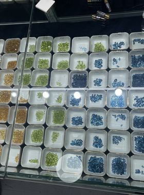 空托、裸石工厂直销有需要各种尺寸的小伙伴可以联系客服。