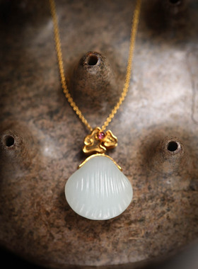 贝贝籽料18k金镶嵌碧玺祥云挂坠