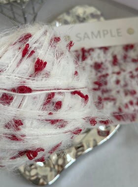 红白色长毛混线新款踏雪寻梅钩织围巾帽子柔软不扎高级感发夹线团