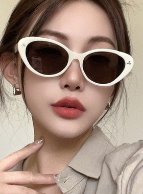 韩系风格辣妹街拍三角猫眼墨镜女