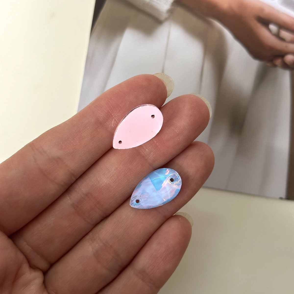 11x18mm水滴摩卡蛋白色平扣手缝钻平底双孔水钻玻璃钻DIY衣服帽子,淘宝优惠券,粉丝福利购,淘宝优惠卷