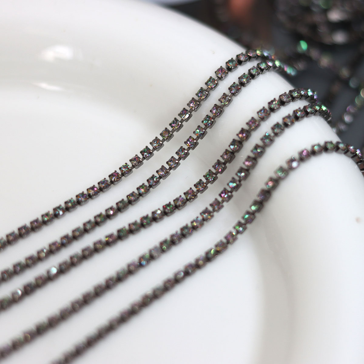 2mm单排五彩黑底玻璃水钻链条DIY饰品配件衣服领口鞋子装饰配件,淘宝优惠券,粉丝福利购,淘宝优惠卷