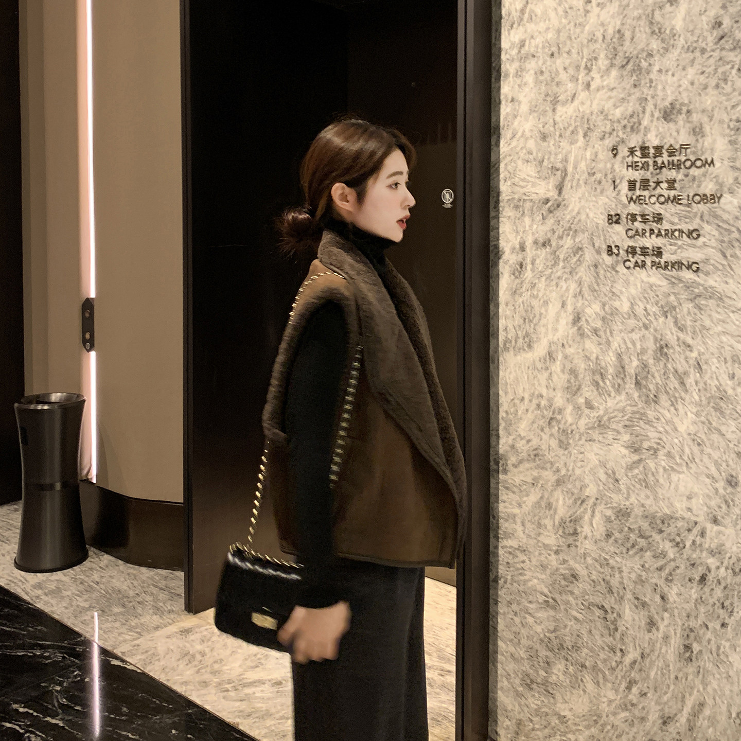 皮毛一体马甲女短款2025冬季新外套休闲独特超好看羊羔毛洋气时髦,淘宝优惠券,粉丝福利购,淘宝优惠卷