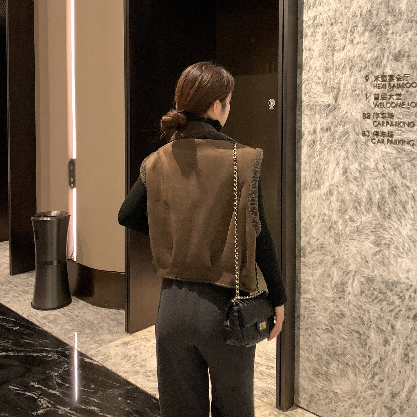 皮毛一体马甲女短款2025冬季新外套休闲独特超好看羊羔毛洋气时髦,淘宝优惠券,粉丝福利购,淘宝优惠卷