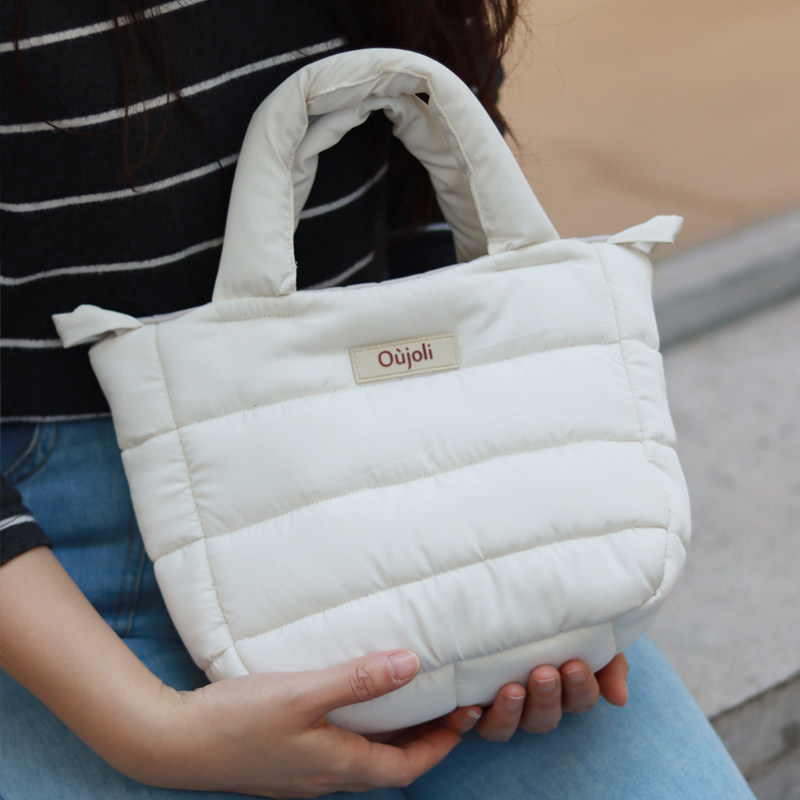 吾尤粒原创秋冬新女士绗缝填充布包软糯轻便可爱羽绒包日系手提包,淘宝优惠券,粉丝福利购,淘宝优惠卷