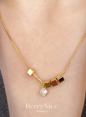 金色小方块造型锆石项链高级感通勤风女复古时尚吊坠链百搭锁骨链