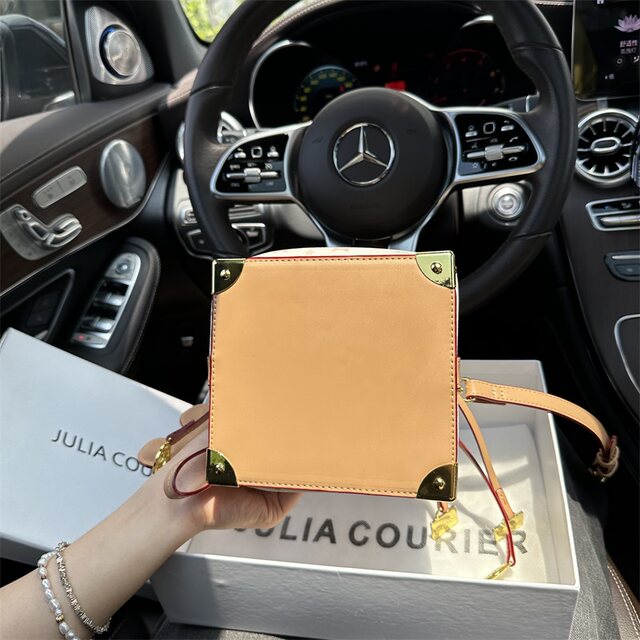JULIA COURIER ກະເປົາແບນເນມພິມສູງ