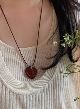 「秋意弥漫」法式复古树脂爱心棕色皮绳项链ins秋冬叠戴毛衣链女