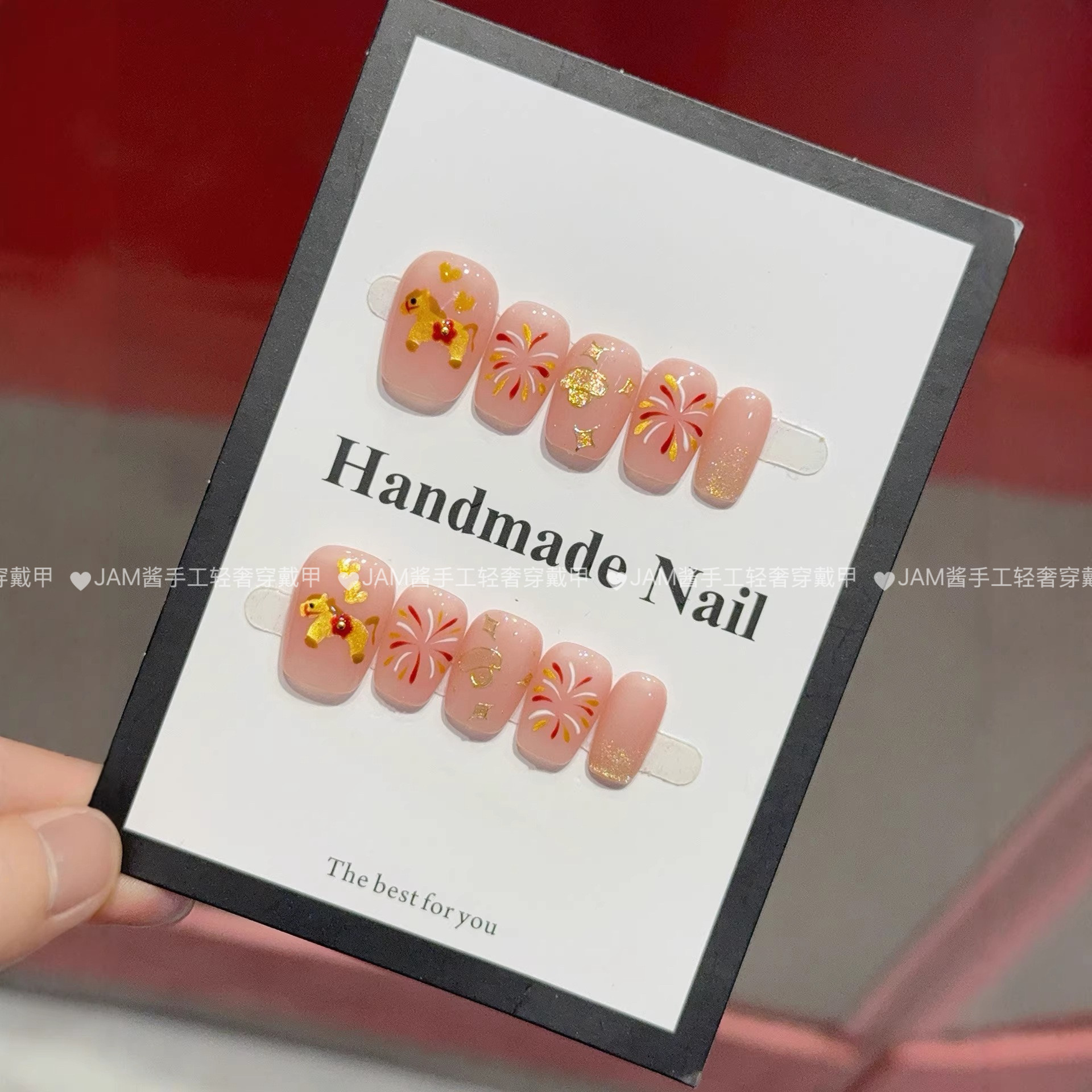 金马纳福 新款纯手工穿戴甲短款新年红色烟花小马美甲贴片高级感,淘宝优惠券,粉丝福利购,淘宝优惠卷