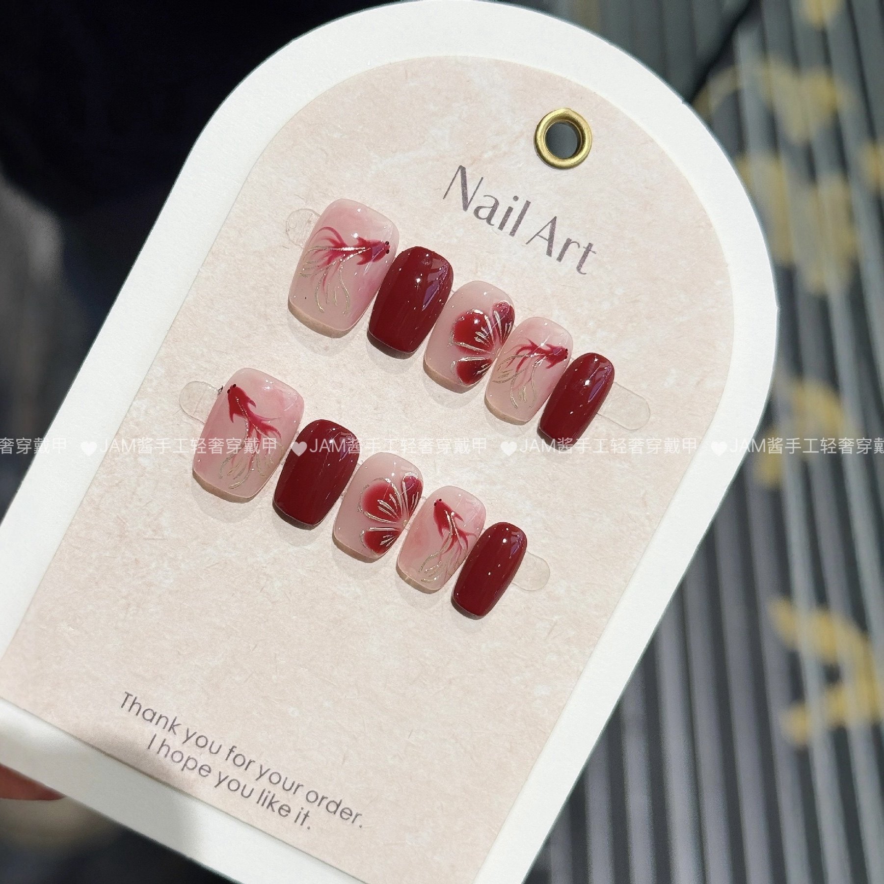 鲤韵生花 新款纯手工穿戴甲短款新年美甲手绘锦鲤小花美甲高级感,淘宝优惠券,粉丝福利购,淘宝优惠卷