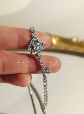 大牌高级感满钻钥匙手链