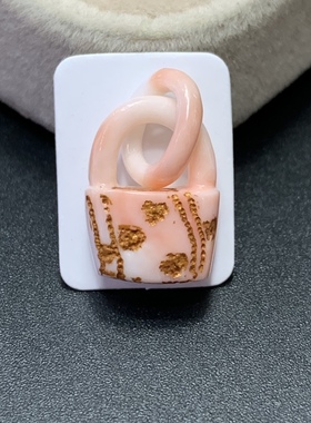 小锁造型项链 搭配金色花纹装饰 小巧可爱 做工精致 锁身造型独特