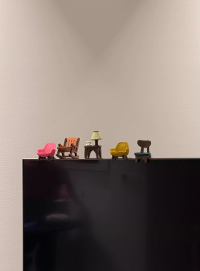 【新家好物】可爱治愈系电视机显示器装饰品有趣小摆件五把小椅子