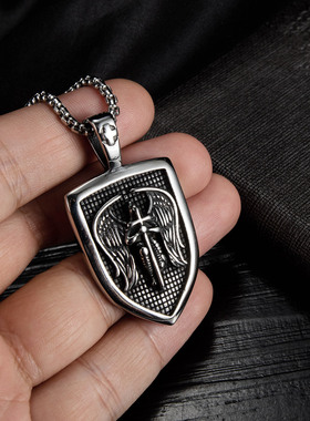 跨境北欧小众复古天使翅膀盾牌不锈钢吊坠男霸气街头嘻哈钛钢项链