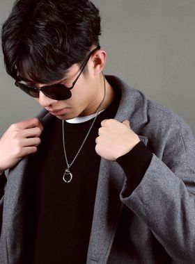 欧美复古街头嘻哈铸造圆环十字架项链钛钢男士小众轻奢不锈钢吊坠