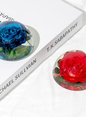 新款摆件树脂水晶滴胶红玫瑰蓝玫瑰花标本直径64半圆球桌面透明