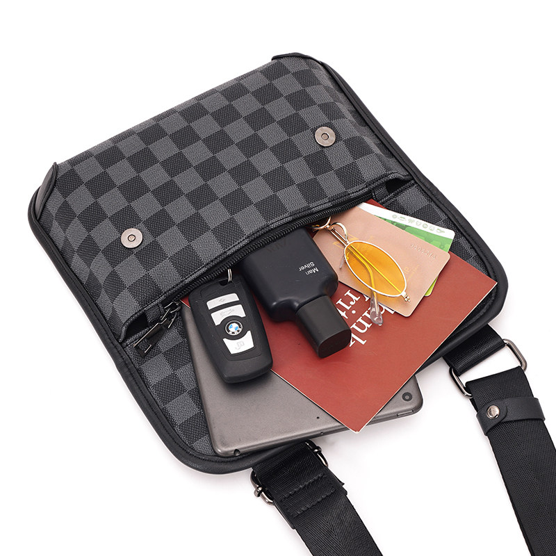 男超火潮牌小方包皮质格子单肩包 欧木箱包男士包袋