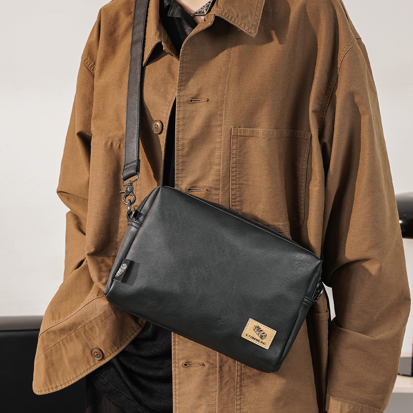 2026新款复古斜挎包男单肩包邮差包时尚小方包简约休闲韩版男包,淘宝优惠券,粉丝福利购,淘宝优惠卷