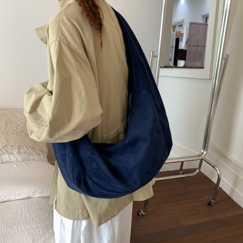 松弛感宽肩带包包女式2026新款秋冬麂皮绒斜挎包大容量复古饺子包,淘宝优惠券,粉丝福利购,淘宝优惠卷