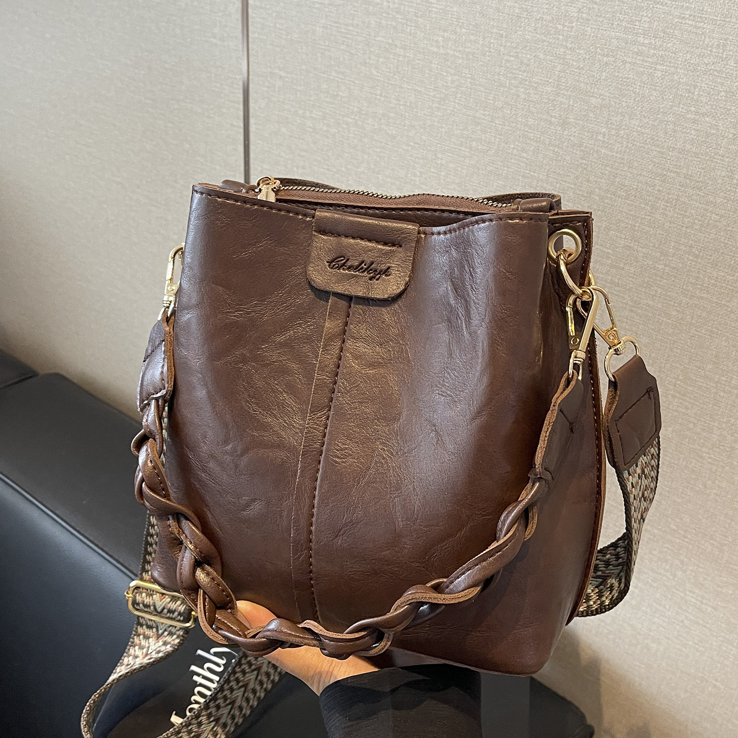 高级感复古水桶包女2025新款秋冬流行美拉德质感宽肩带单肩斜挎包 - 图1