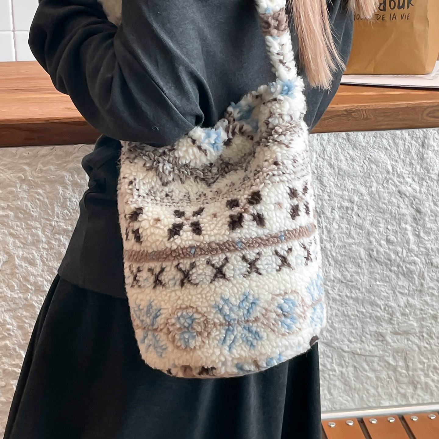 冬季超火费尔岛水桶包女式2026新款百搭复古羊羔毛时尚单肩斜挎包,淘宝优惠券,粉丝福利购,淘宝优惠卷