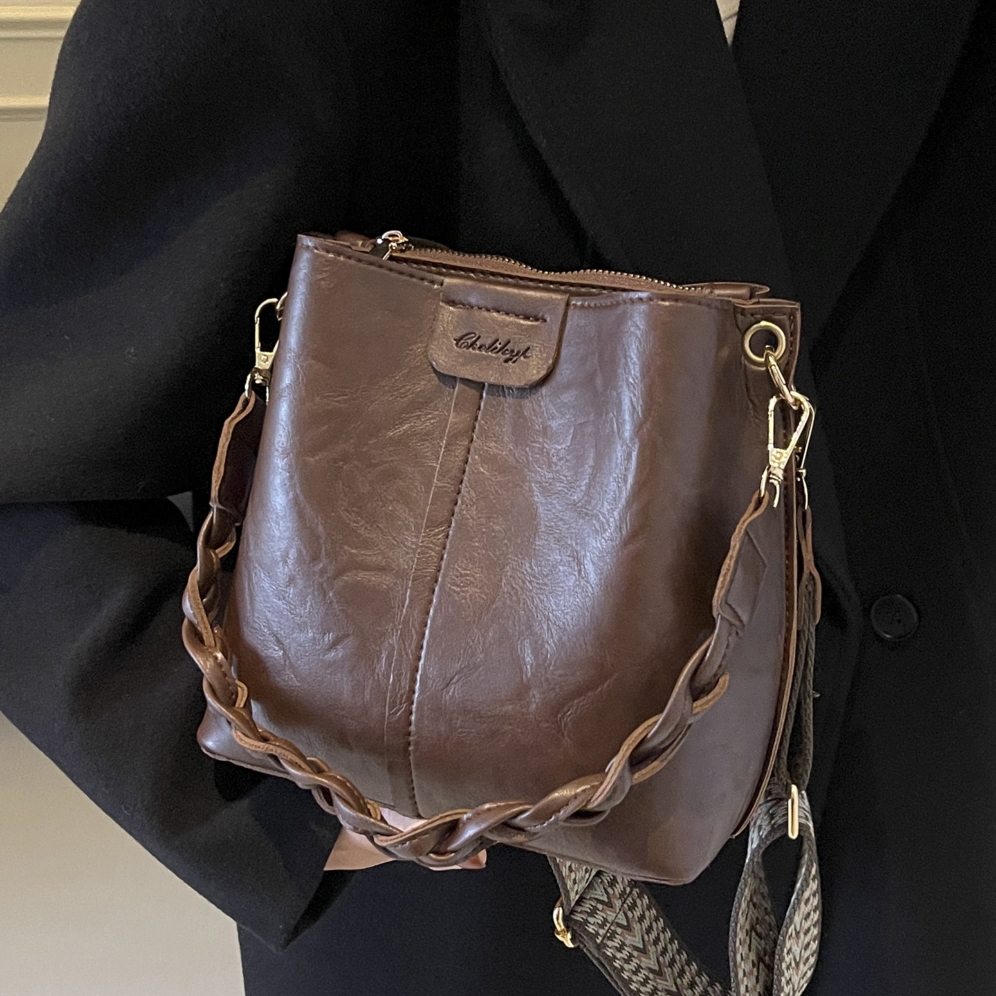 高级感复古水桶包女2025新款秋冬流行美拉德质感宽肩带单肩斜挎包 - 图2