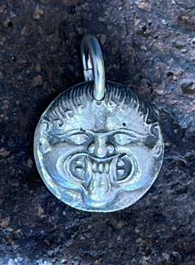 复刻古希腊神话女妖美杜莎吊坠