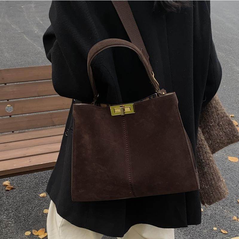 高级感复古磨砂机车包女2024新款大容量通勤单肩腋下包手提托特包,淘宝优惠券,粉丝福利购,淘宝优惠卷