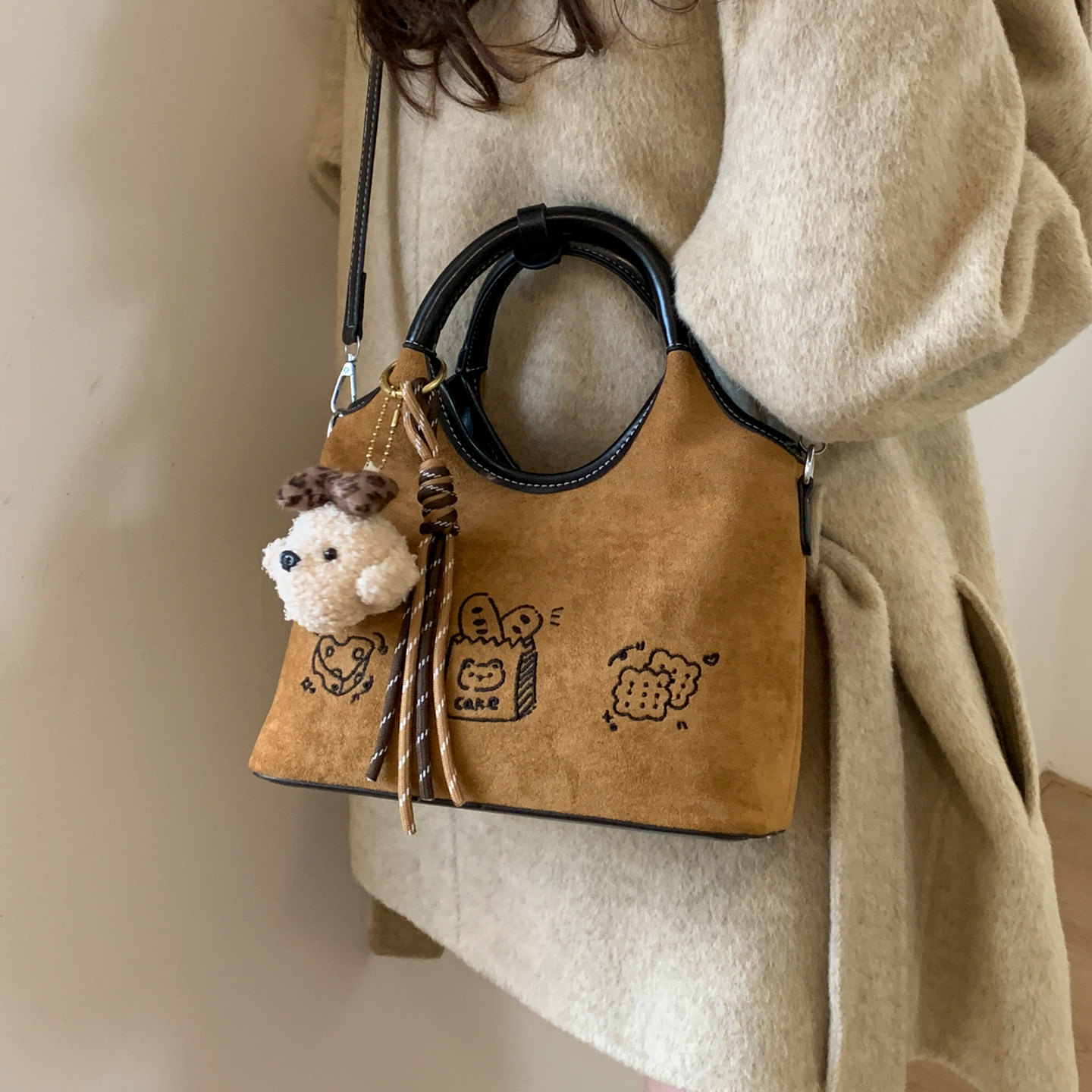 秋冬流行麂皮手提小包包女2025新款复古磨砂斜挎包可爱刺绣水桶包,淘宝优惠券,粉丝福利购,淘宝优惠卷