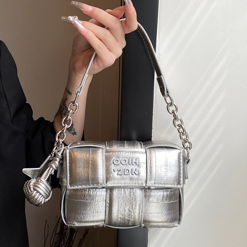 今年流行小包包女2025新款时尚链条斜挎包春夏质感手提字母小方包,淘宝优惠券,粉丝福利购,淘宝优惠卷