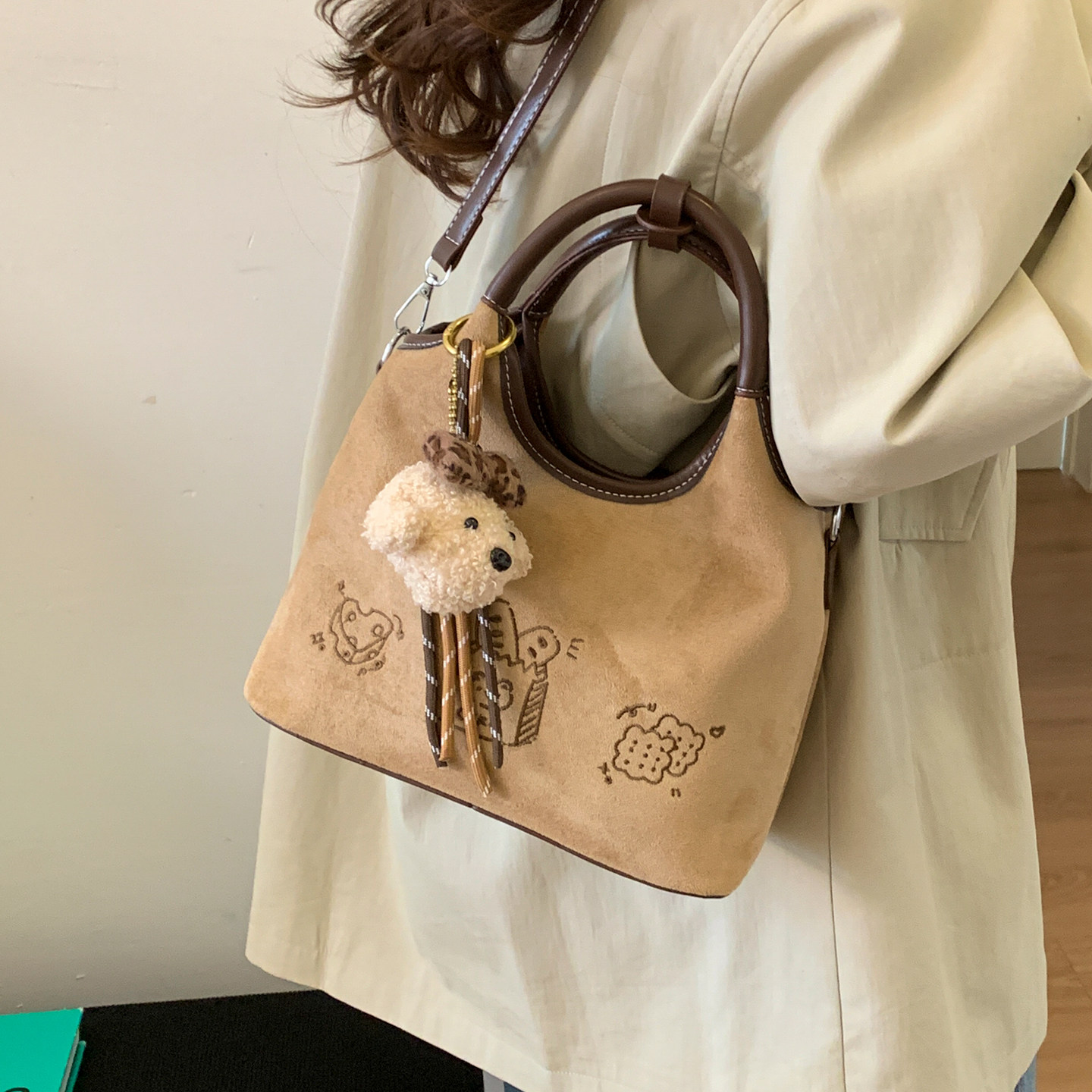 秋冬流行麂皮手提小包包女2025新款复古磨砂斜挎包可爱刺绣水桶包,淘宝优惠券,粉丝福利购,淘宝优惠卷