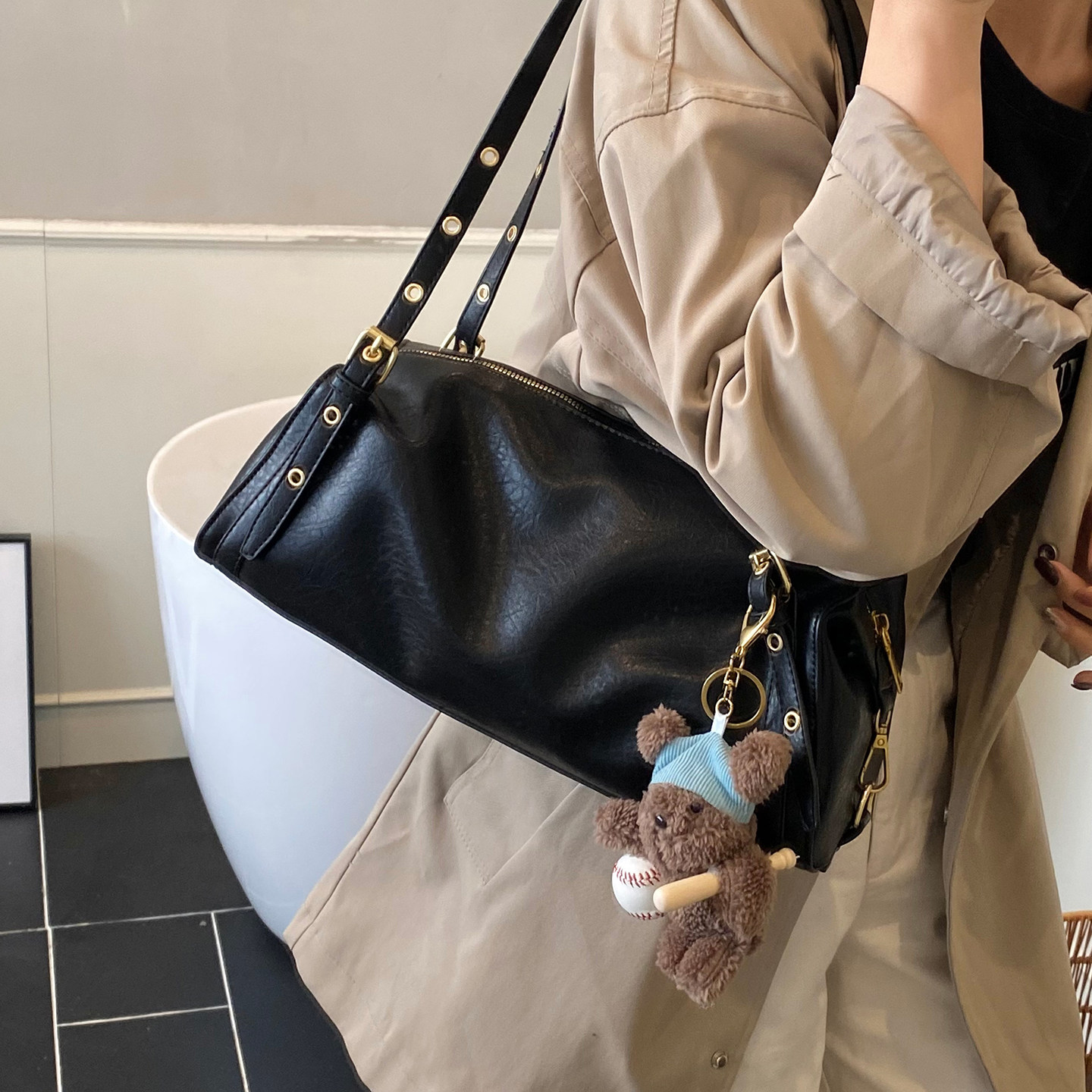 秋冬流行油蜡皮小包包女2025新款复古腋下法棍包高级感软皮单肩包,淘宝优惠券,粉丝福利购,淘宝优惠卷