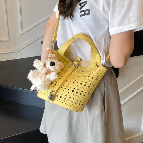 夏季流行镂空小包包女2026新款时尚手提软皮水桶包休闲简约斜挎包 - 图0