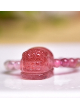 漂亮的天然草莓晶雕刻戒指加碧玺