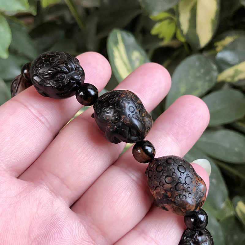 Fidelity Hailiu Wen playing Buddhist beads bracelet