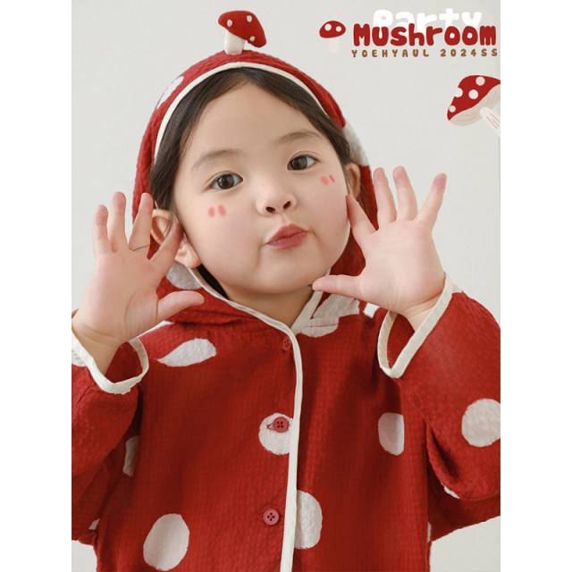 ຊຸດ summer polka dot ທີ່ສວຍງາມຂອງເດັກຍິງຫນຸ່ມ, ເສື້ອກັນຫນາວທີ່ມີຮູທີ່ສວຍງາມ, ເສື້ອ lapel ສີທີ່ກົງກັນຂ້າມ, ຊຸດ trendy ຫຼາຍສິ້ນ