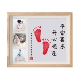 Детские следы года следов и живописи, один подарок, один -дюйм счастливого украшения, висящая картина подключение к фотоавре