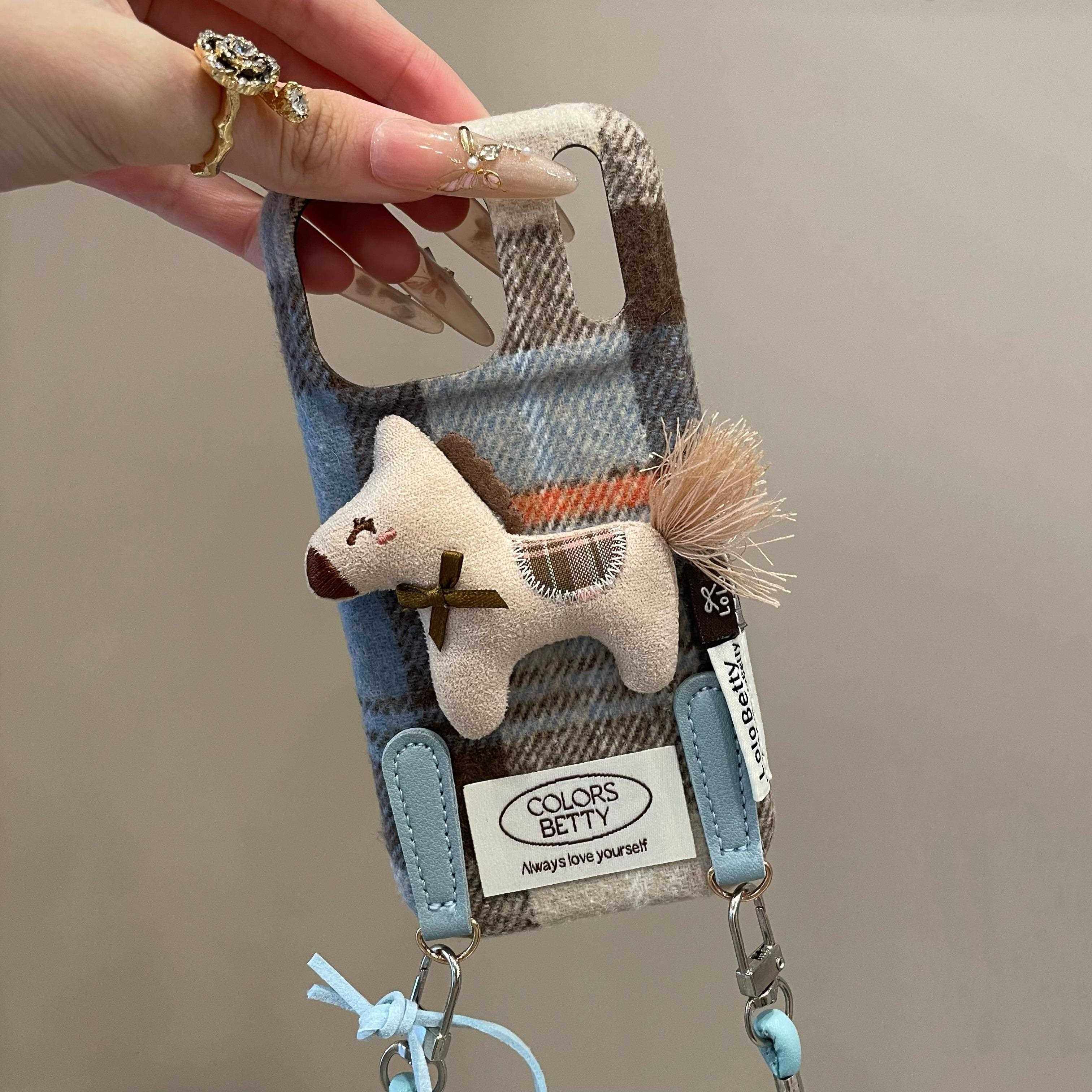 创意撞色格纹刺绣小马适用iPhone17promax手机壳15新款17pro网红女款13创意全包防摔16pro超好看17保护套,淘宝优惠券,粉丝福利购,淘宝优惠卷