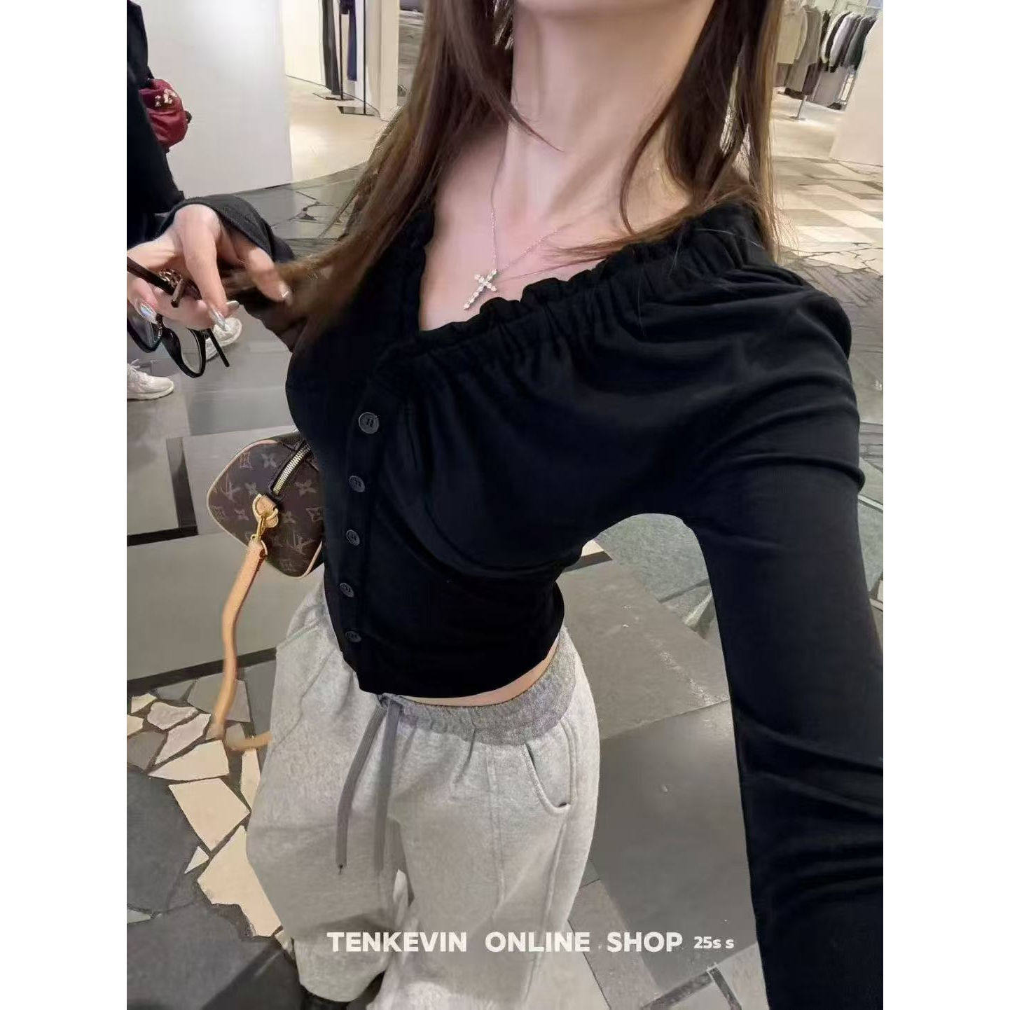 Momo百搭2026春季新款内搭打底衫上衣设计感木耳边V领开衫T恤女,淘宝优惠券,粉丝福利购,淘宝优惠卷